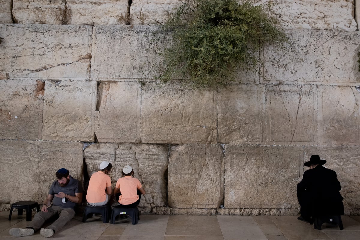 "השם הוא האלוקים", זעקו המוני האבלים בכותל המערבי