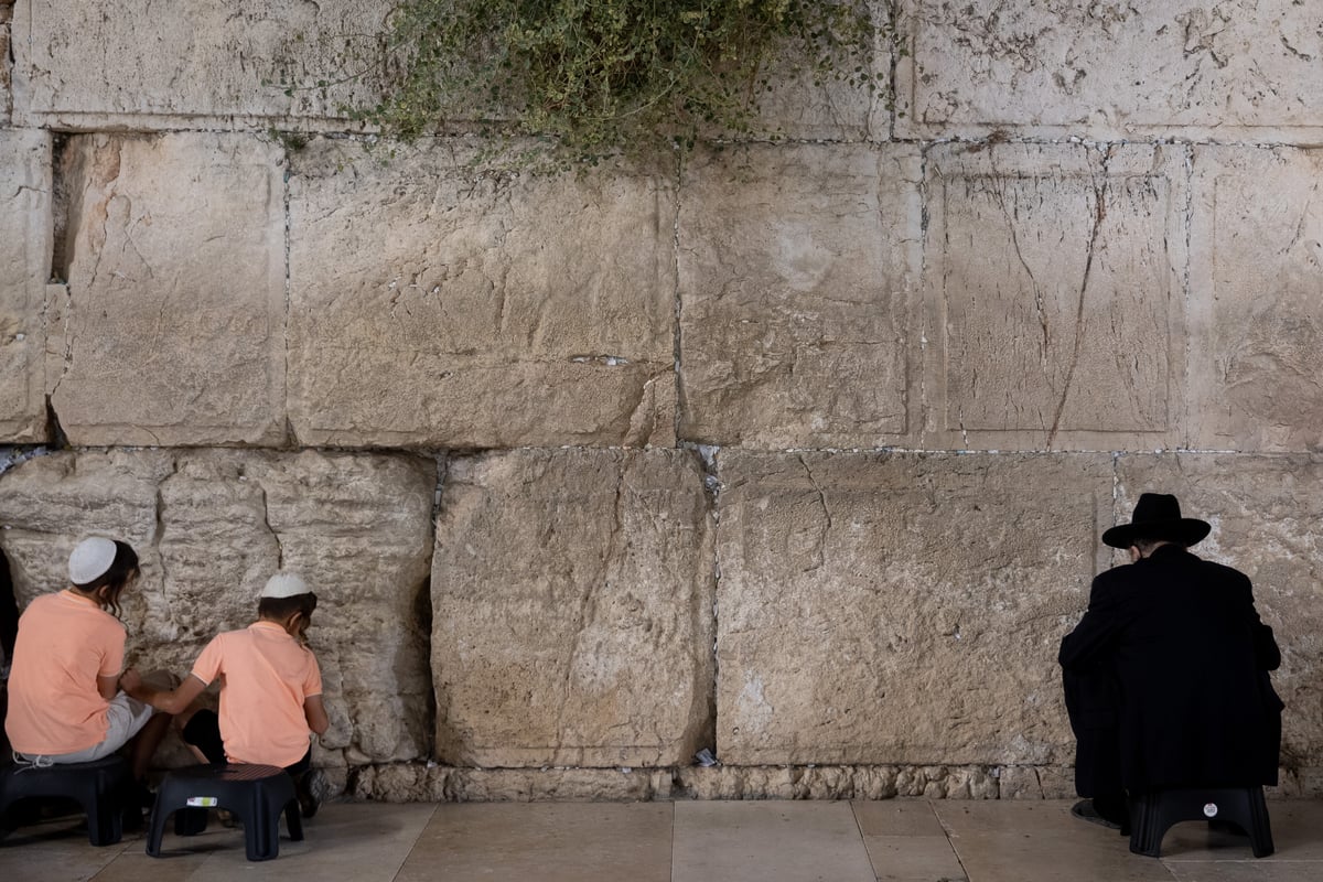 "השם הוא האלוקים", זעקו המוני האבלים בכותל המערבי