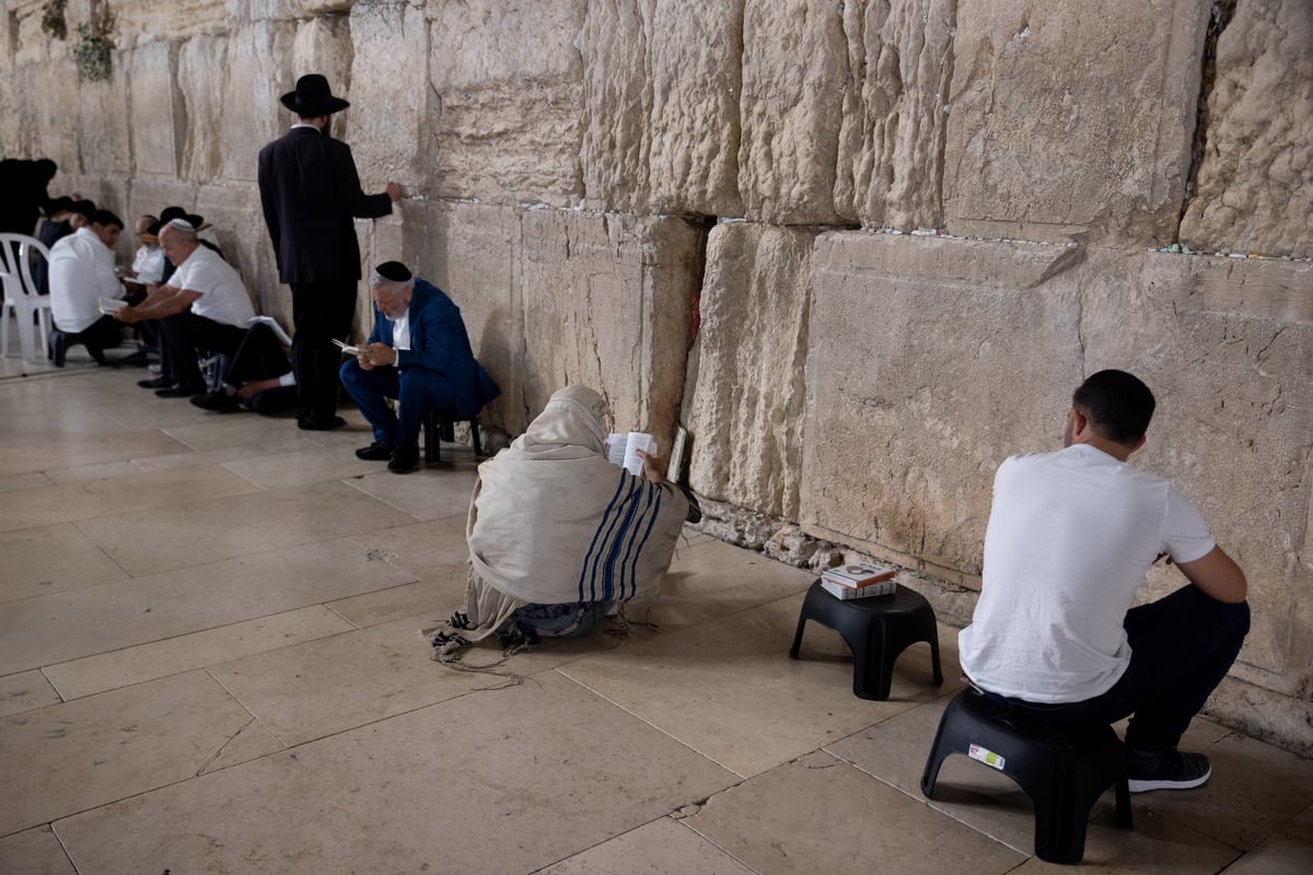 "השם הוא האלוקים", זעקו המוני האבלים בכותל המערבי