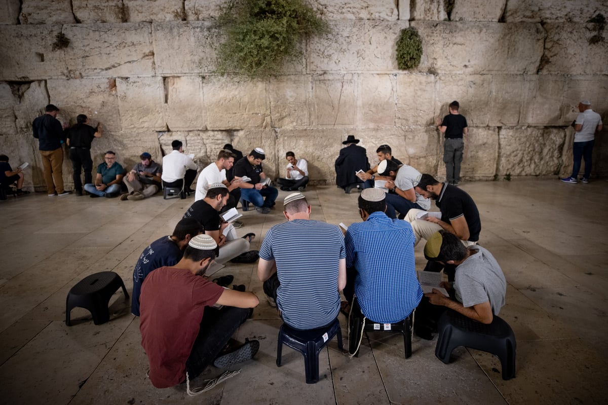 "השם הוא האלוקים", זעקו המוני האבלים בכותל המערבי