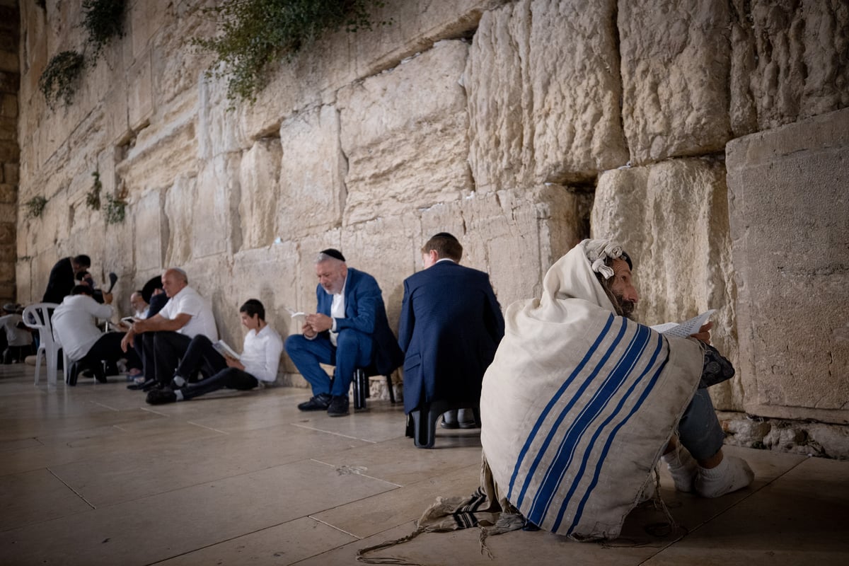 "השם הוא האלוקים", זעקו המוני האבלים בכותל המערבי