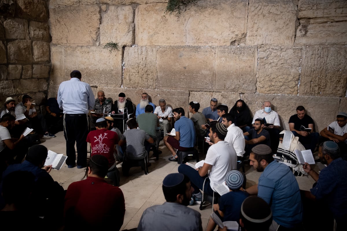 "השם הוא האלוקים", זעקו המוני האבלים בכותל המערבי