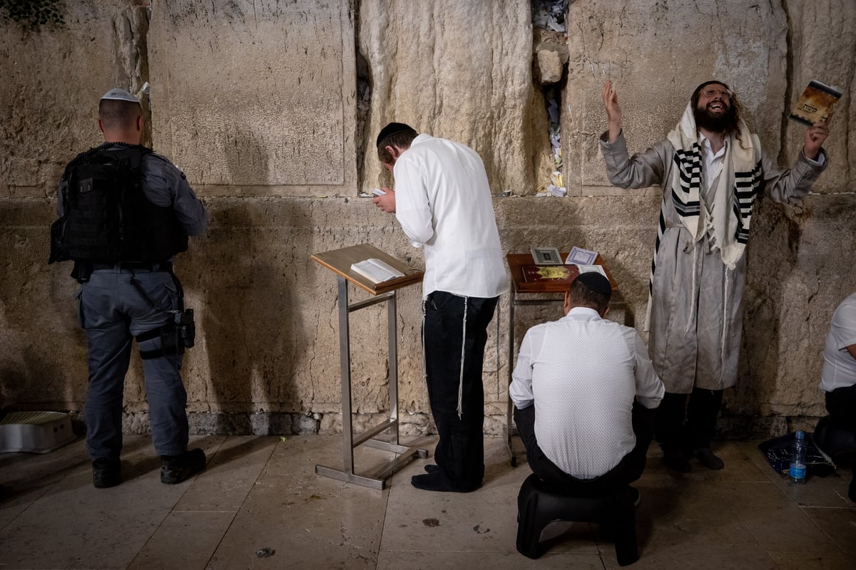 "השם הוא האלוקים", זעקו המוני האבלים בכותל המערבי