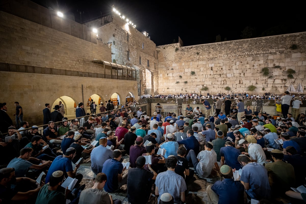 "השם הוא האלוקים", זעקו המוני האבלים בכותל המערבי