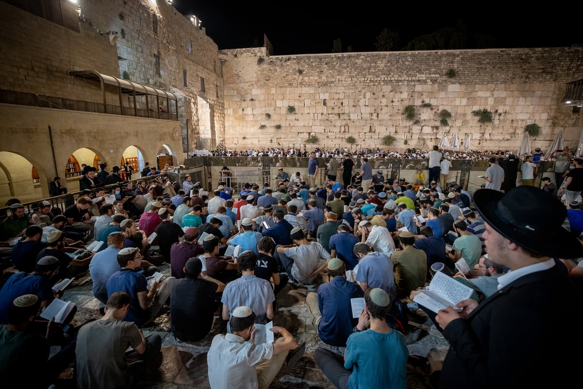 "השם הוא האלוקים", זעקו המוני האבלים בכותל המערבי