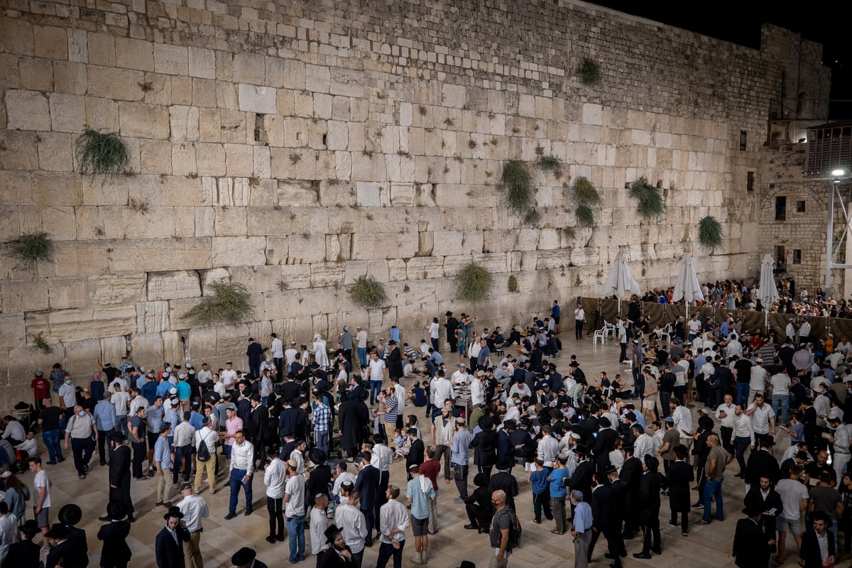 "השם הוא האלוקים", זעקו המוני האבלים בכותל המערבי