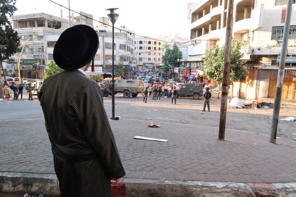 תחת אבטחה כבדה: התפילה בקבר עתניאל בן קנז