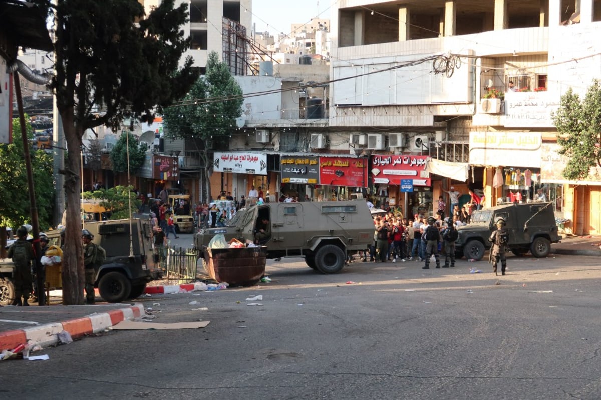 תחת אבטחה כבדה: התפילה בקבר עתניאל בן קנז