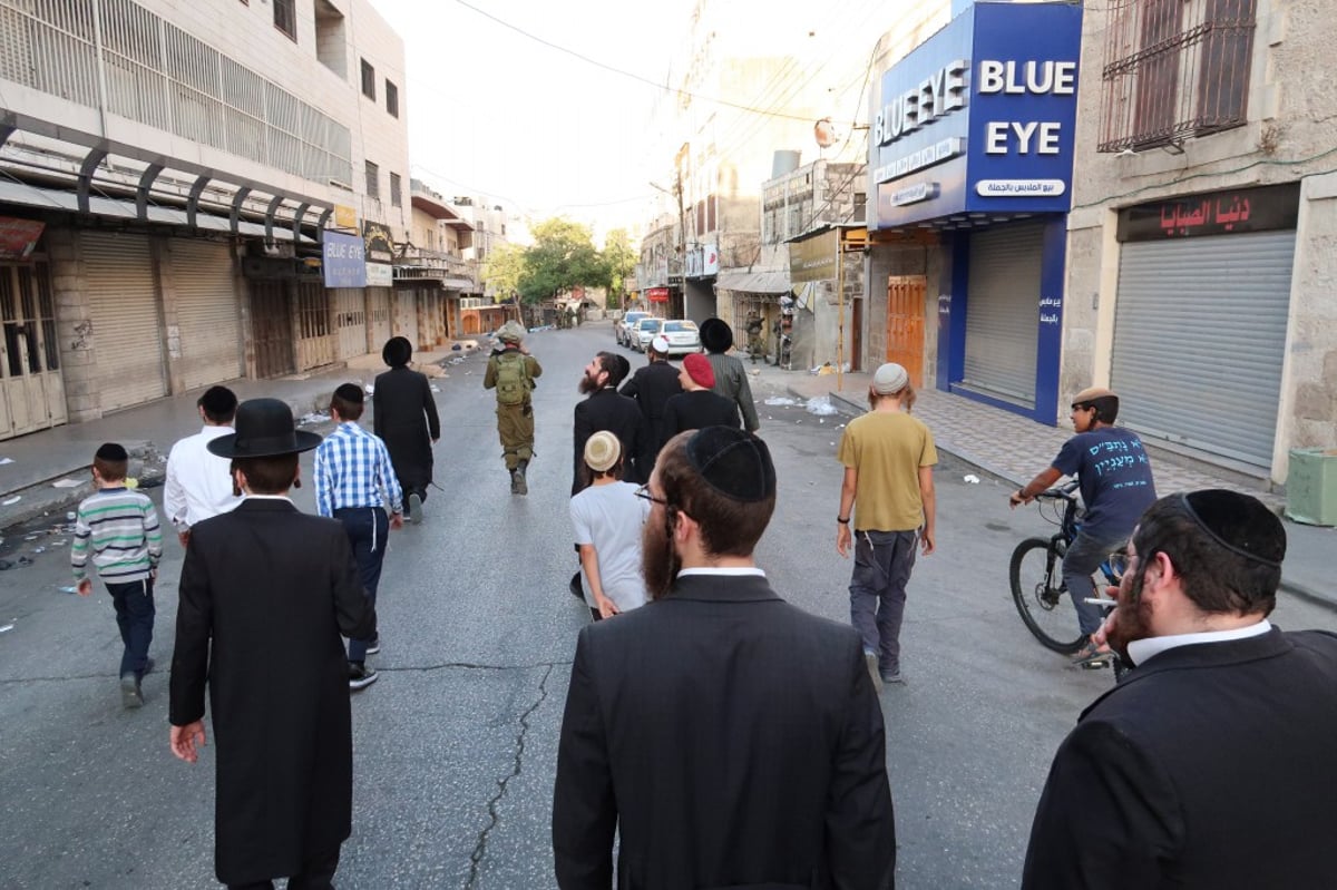 תחת אבטחה כבדה: התפילה בקבר עתניאל בן קנז