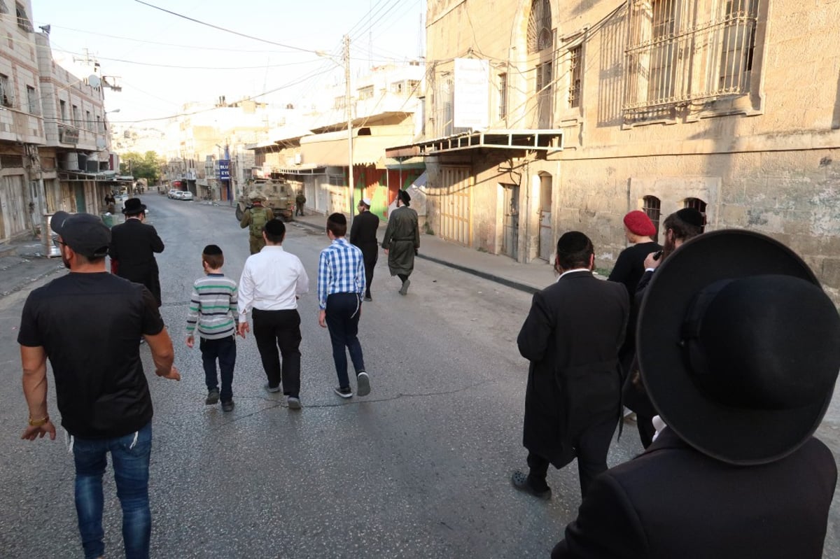 תחת אבטחה כבדה: התפילה בקבר עתניאל בן קנז