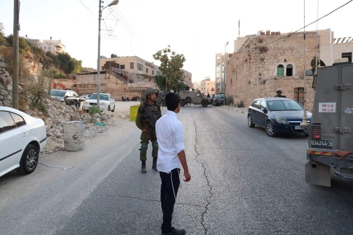 תחת אבטחה כבדה: התפילה בקבר עתניאל בן קנז