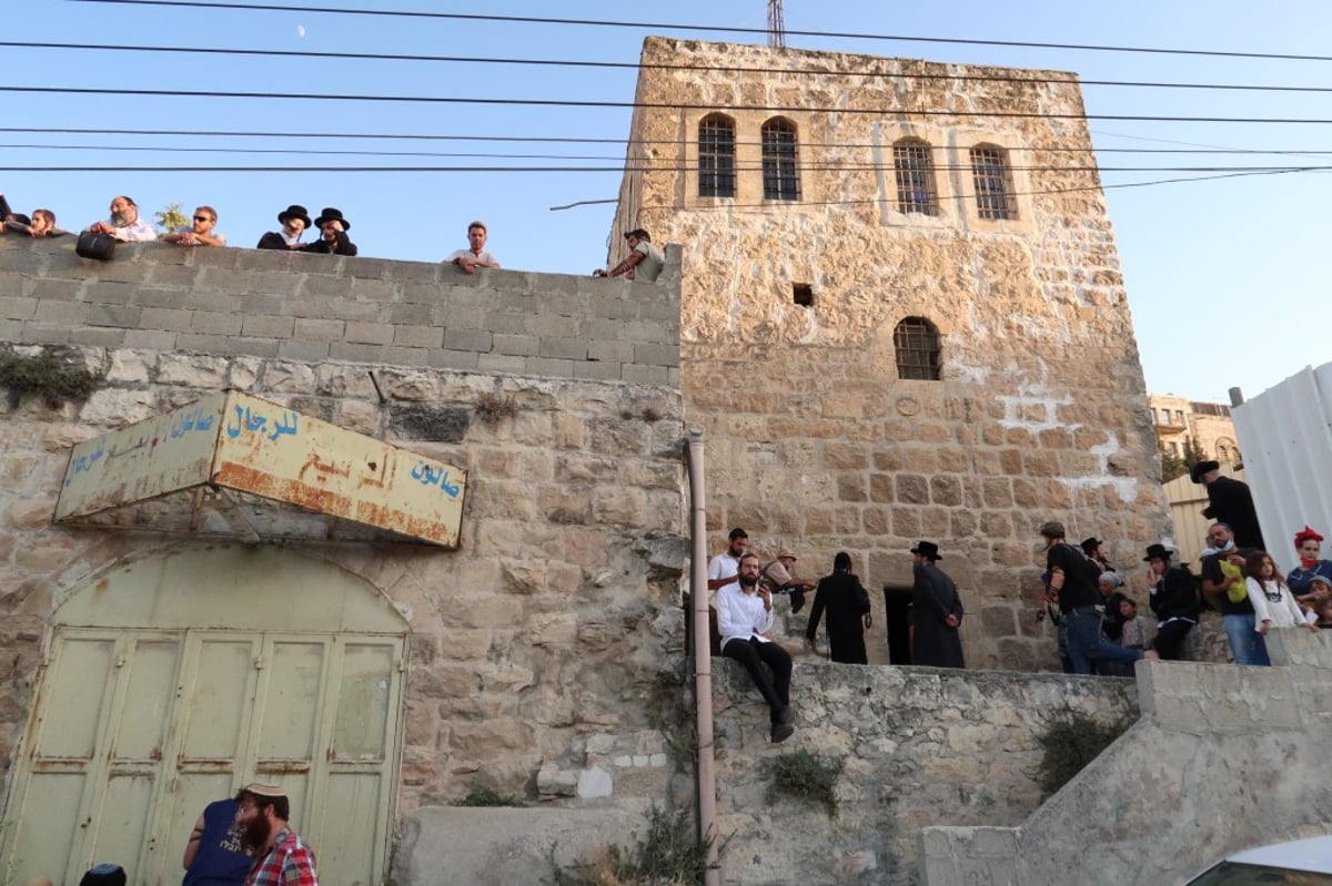 תחת אבטחה כבדה: התפילה בקבר עתניאל בן קנז