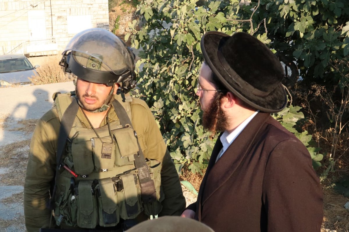 תחת אבטחה כבדה: התפילה בקבר עתניאל בן קנז