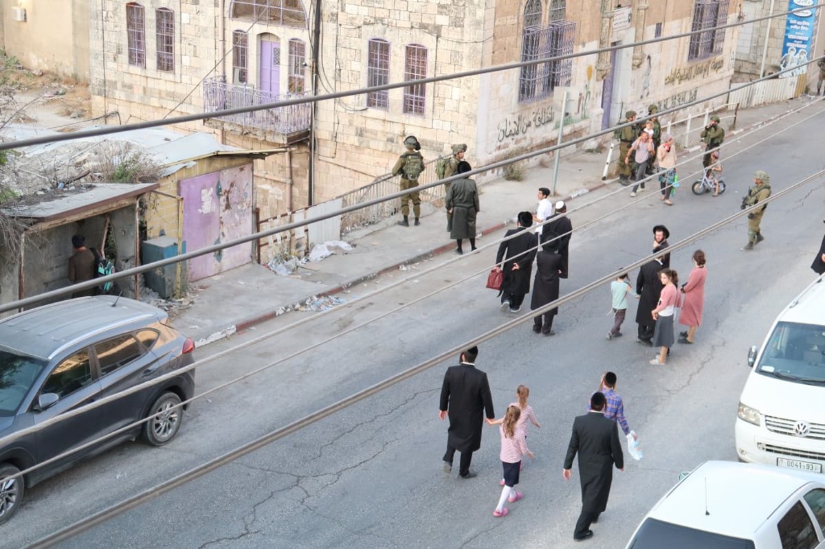 תחת אבטחה כבדה: התפילה בקבר עתניאל בן קנז