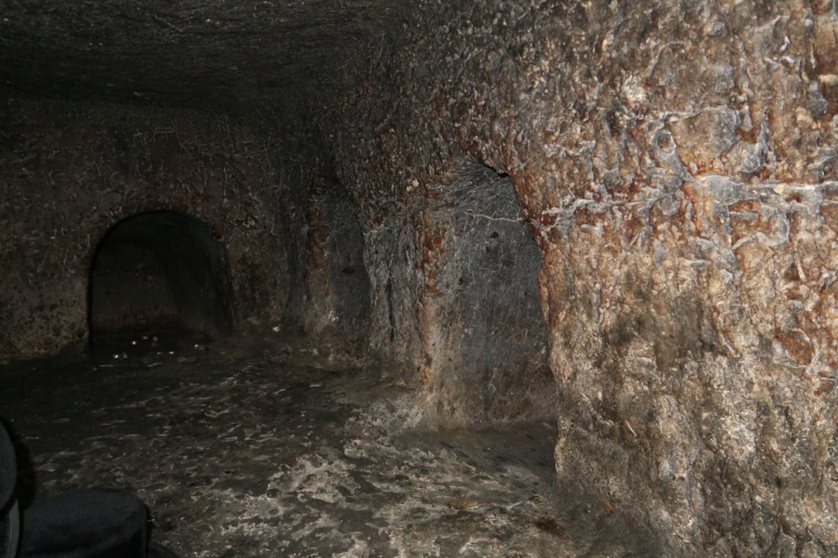 תחת אבטחה כבדה: התפילה בקבר עתניאל בן קנז