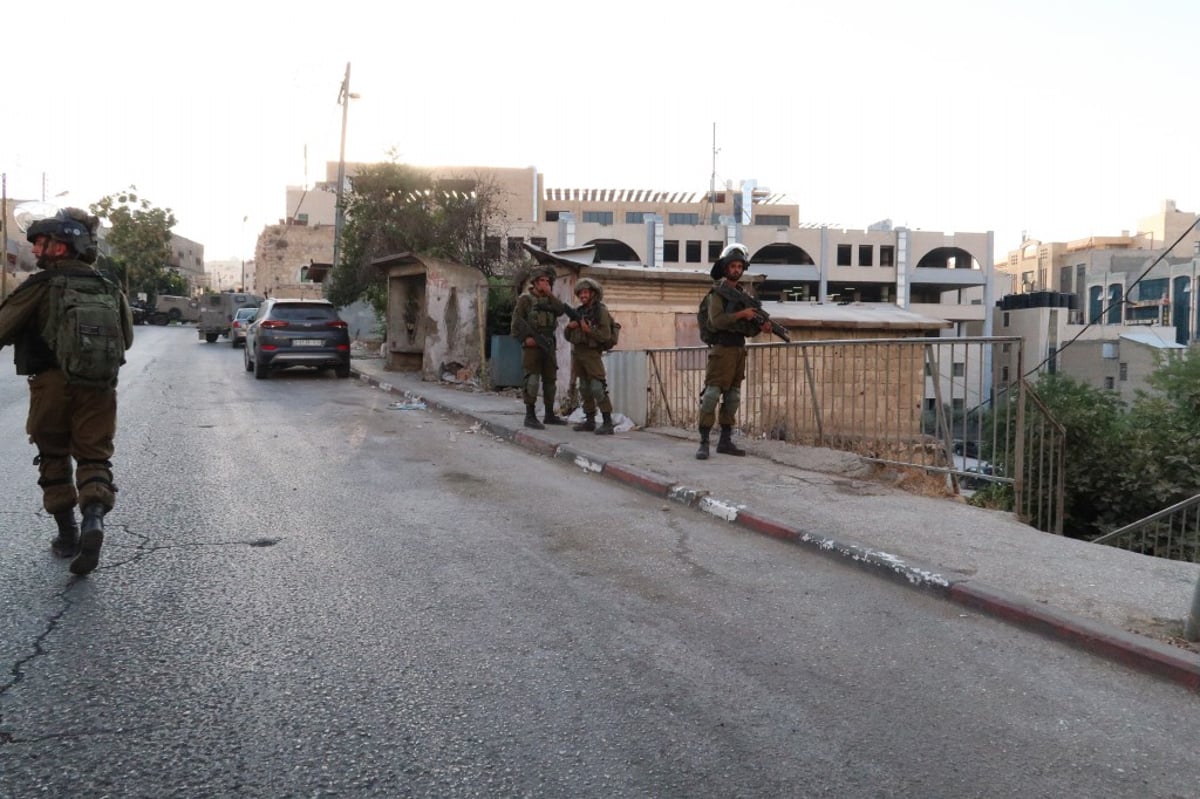 תחת אבטחה כבדה: התפילה בקבר עתניאל בן קנז