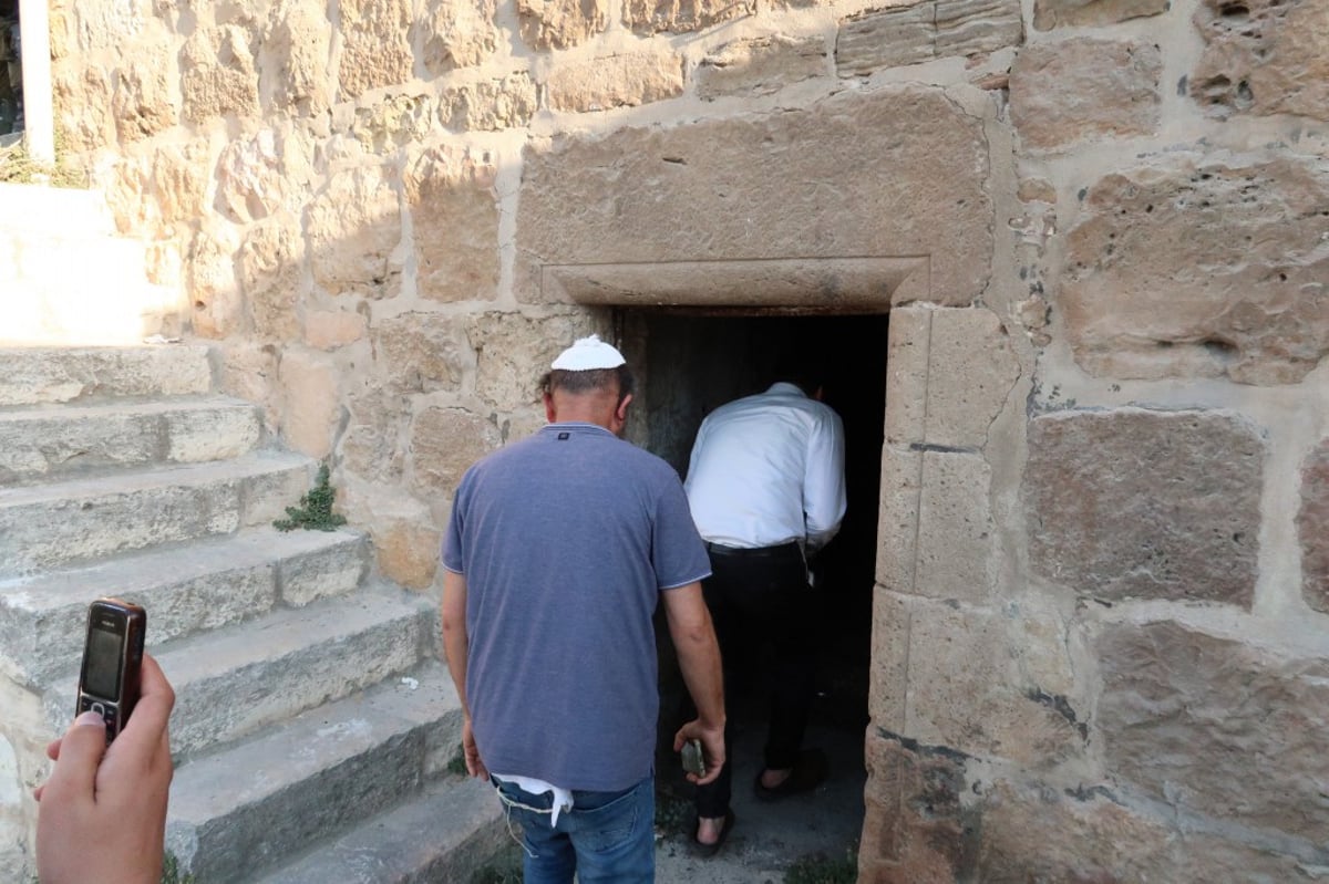 תחת אבטחה כבדה: התפילה בקבר עתניאל בן קנז