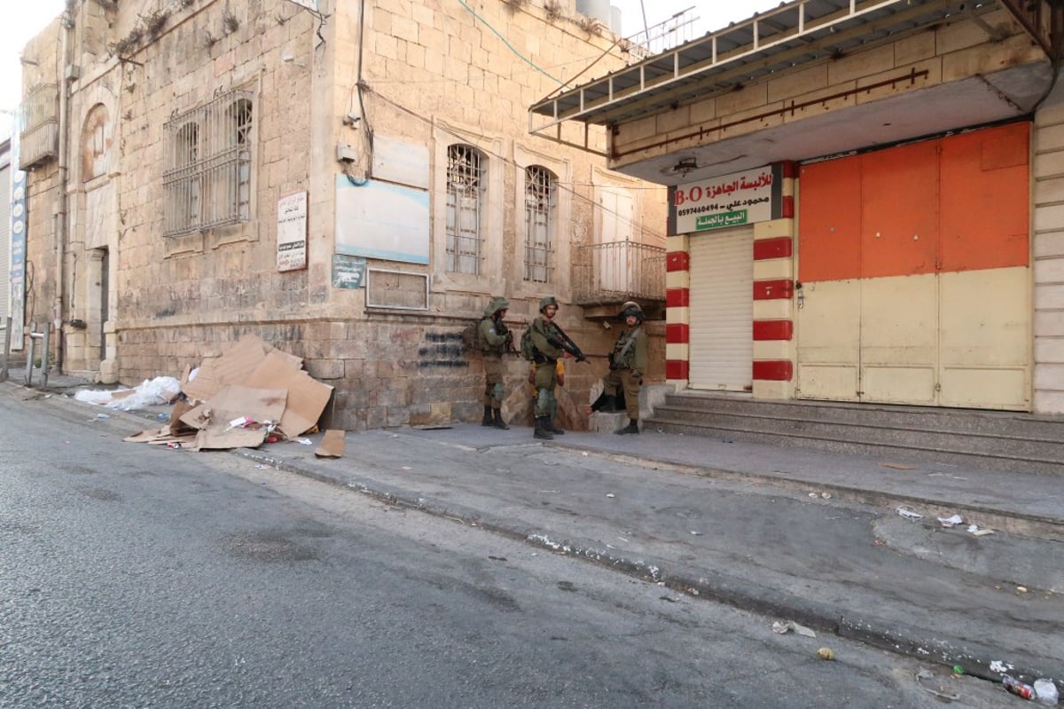 תחת אבטחה כבדה: התפילה בקבר עתניאל בן קנז