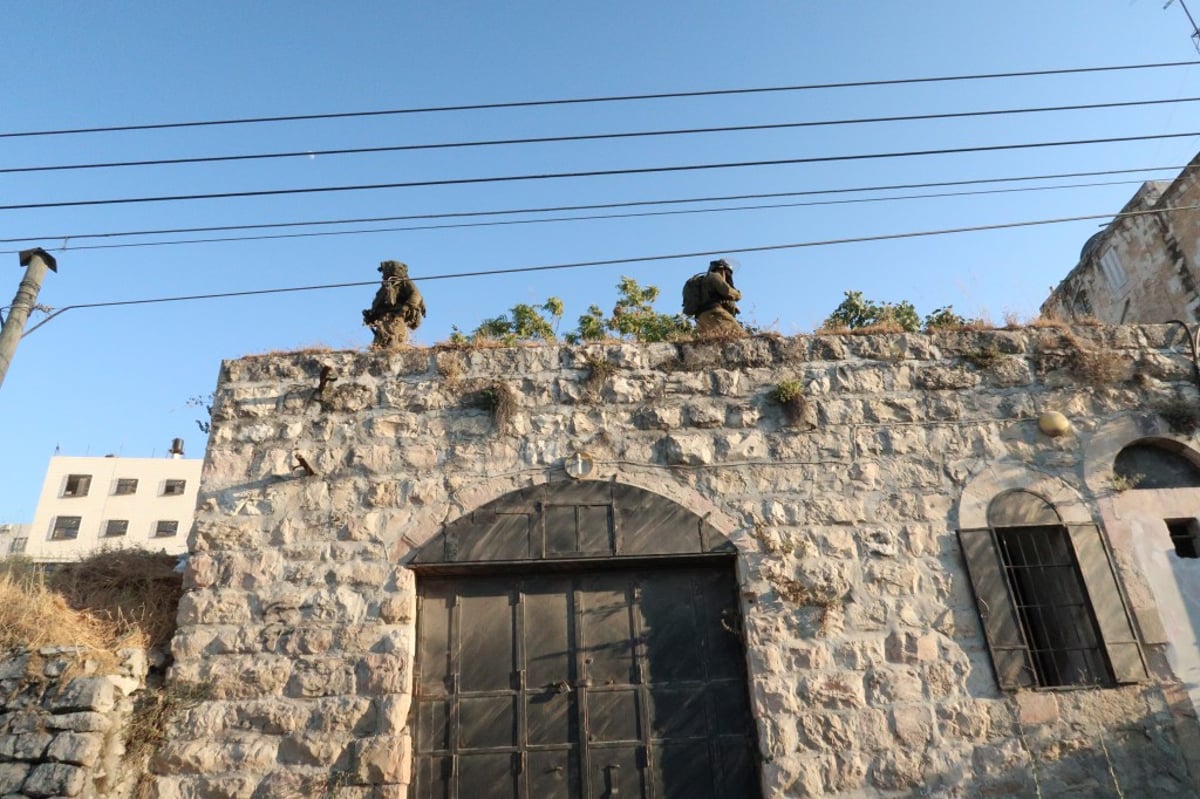 תחת אבטחה כבדה: התפילה בקבר עתניאל בן קנז