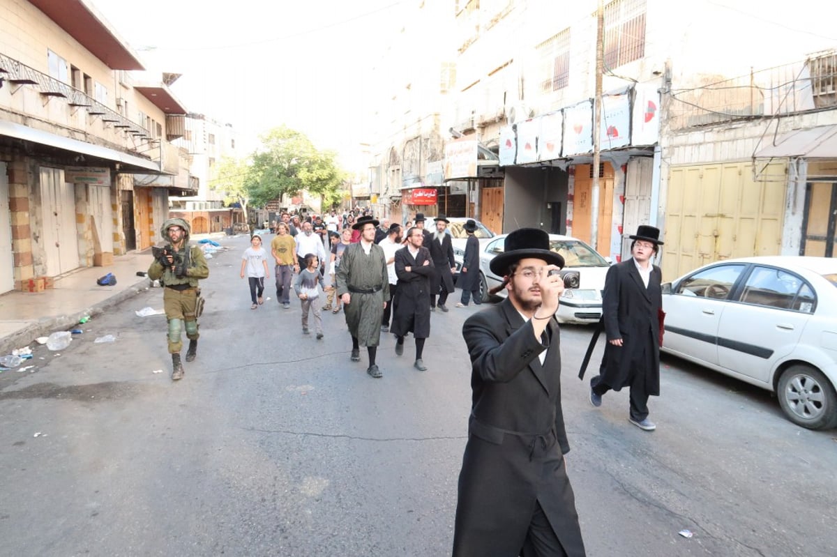 תחת אבטחה כבדה: התפילה בקבר עתניאל בן קנז