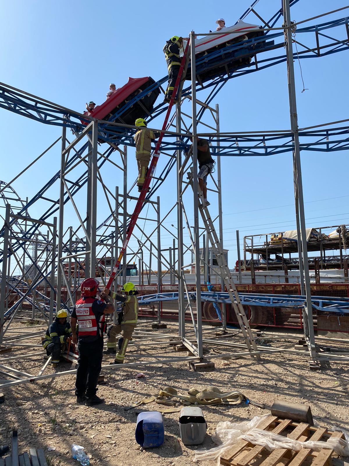 צפו: הילדים נתקעו על רכבת ההרים בבני ברק