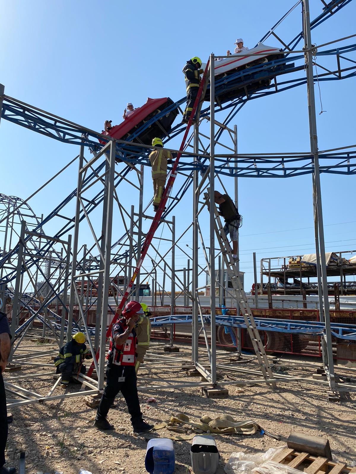 צפו: הילדים נתקעו על רכבת ההרים בבני ברק