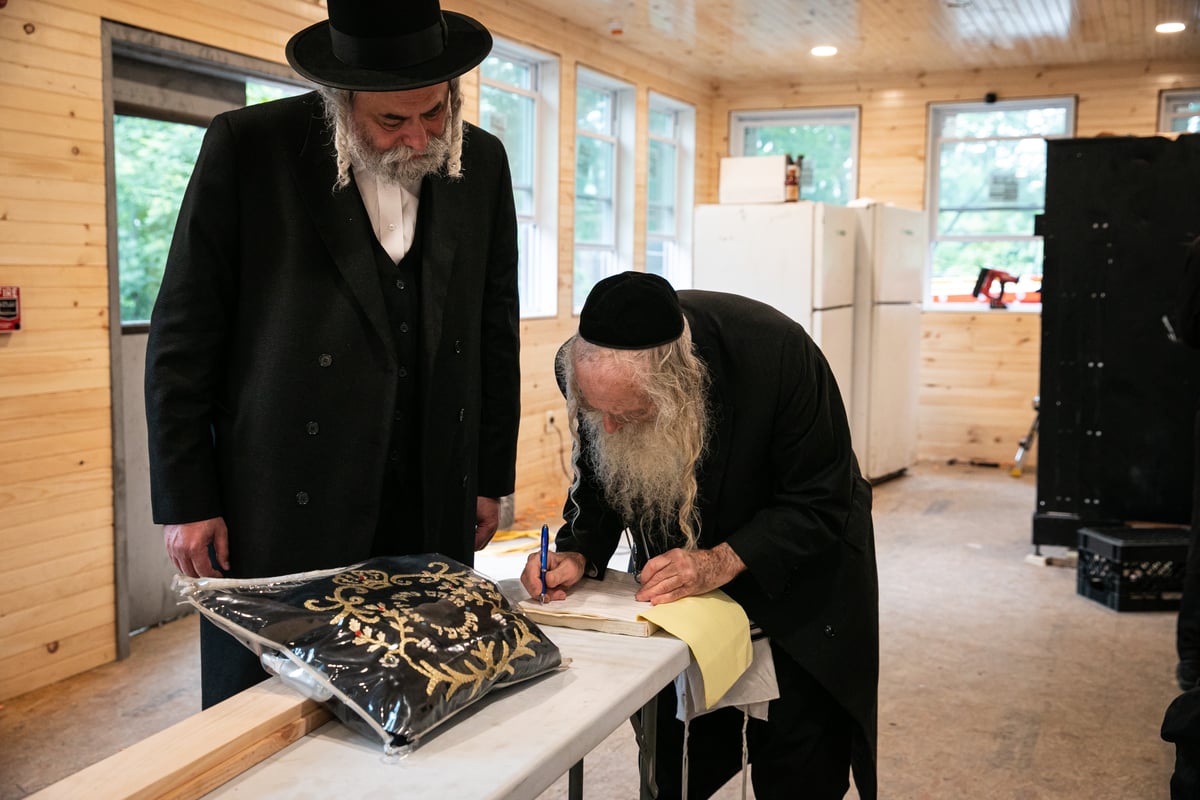 תפילות ושיעורי תורה: הרבי מסאטמר בעיירת הנופש