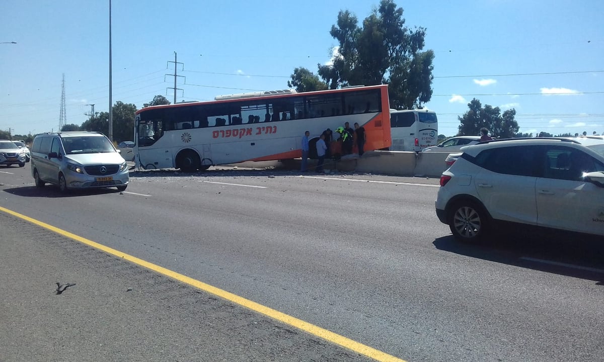 תאונה בין רכב לאוטובוס שהסיע בני ישיבות