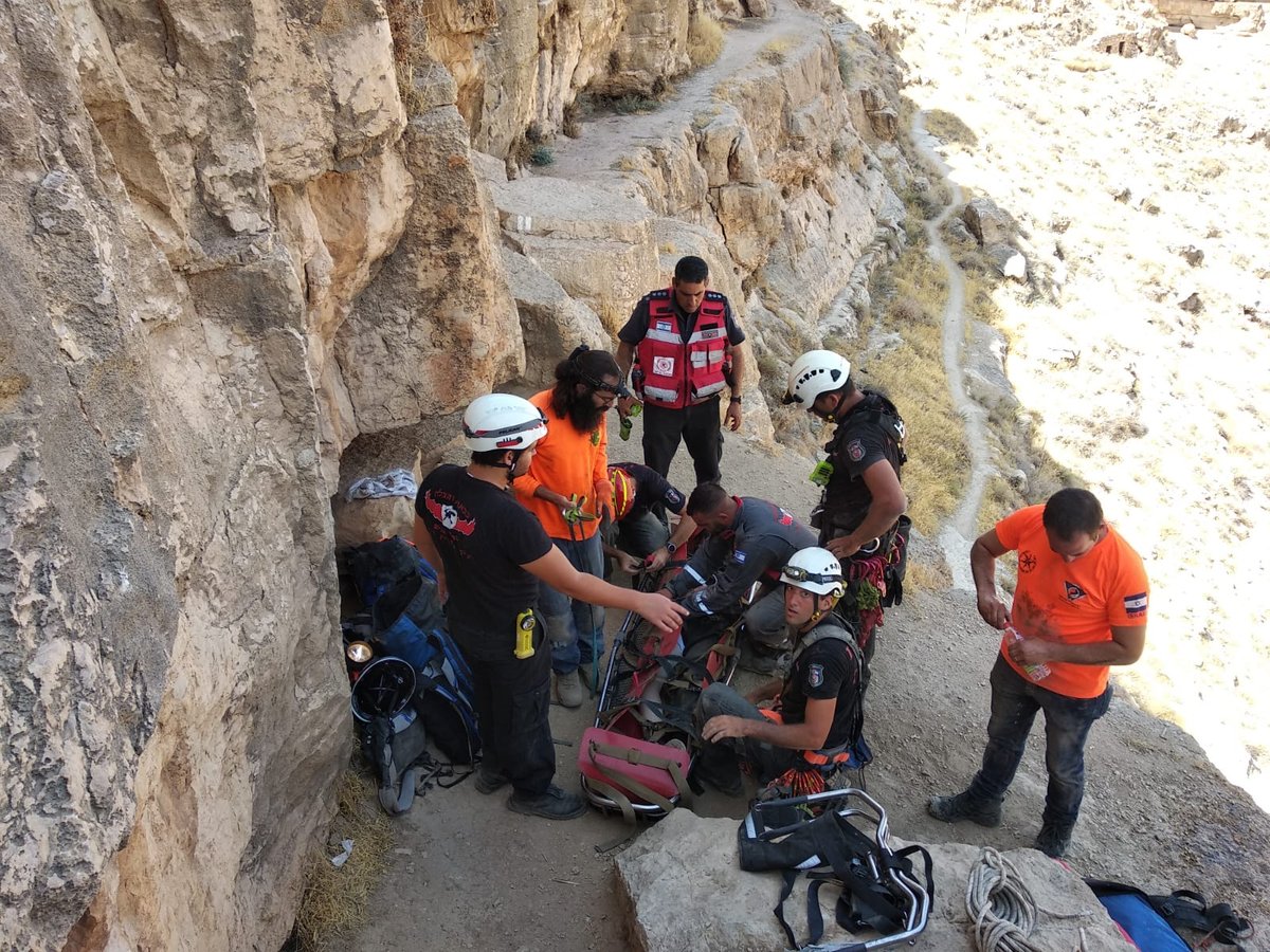 במהלך טיול במערת חריטון: חסיד גור נפל מגובה רב - וחולץ