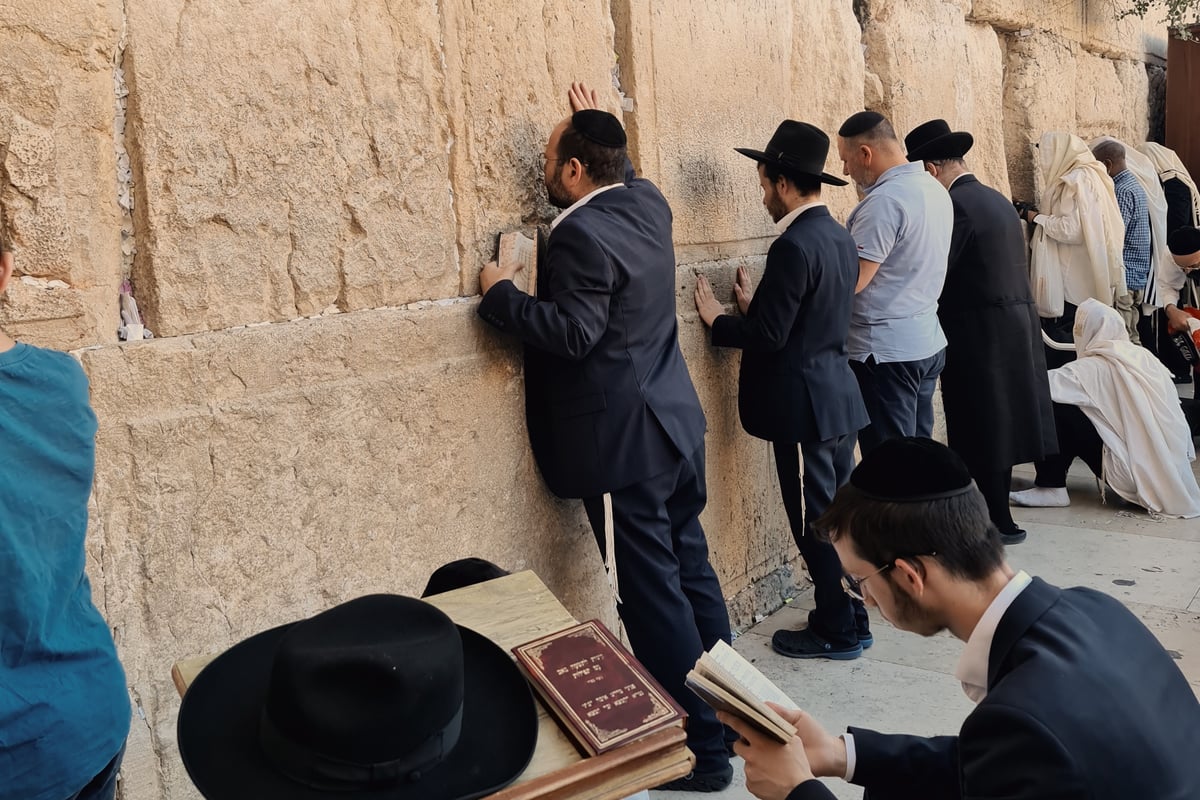 לפנות בוקר בכותל המערבי