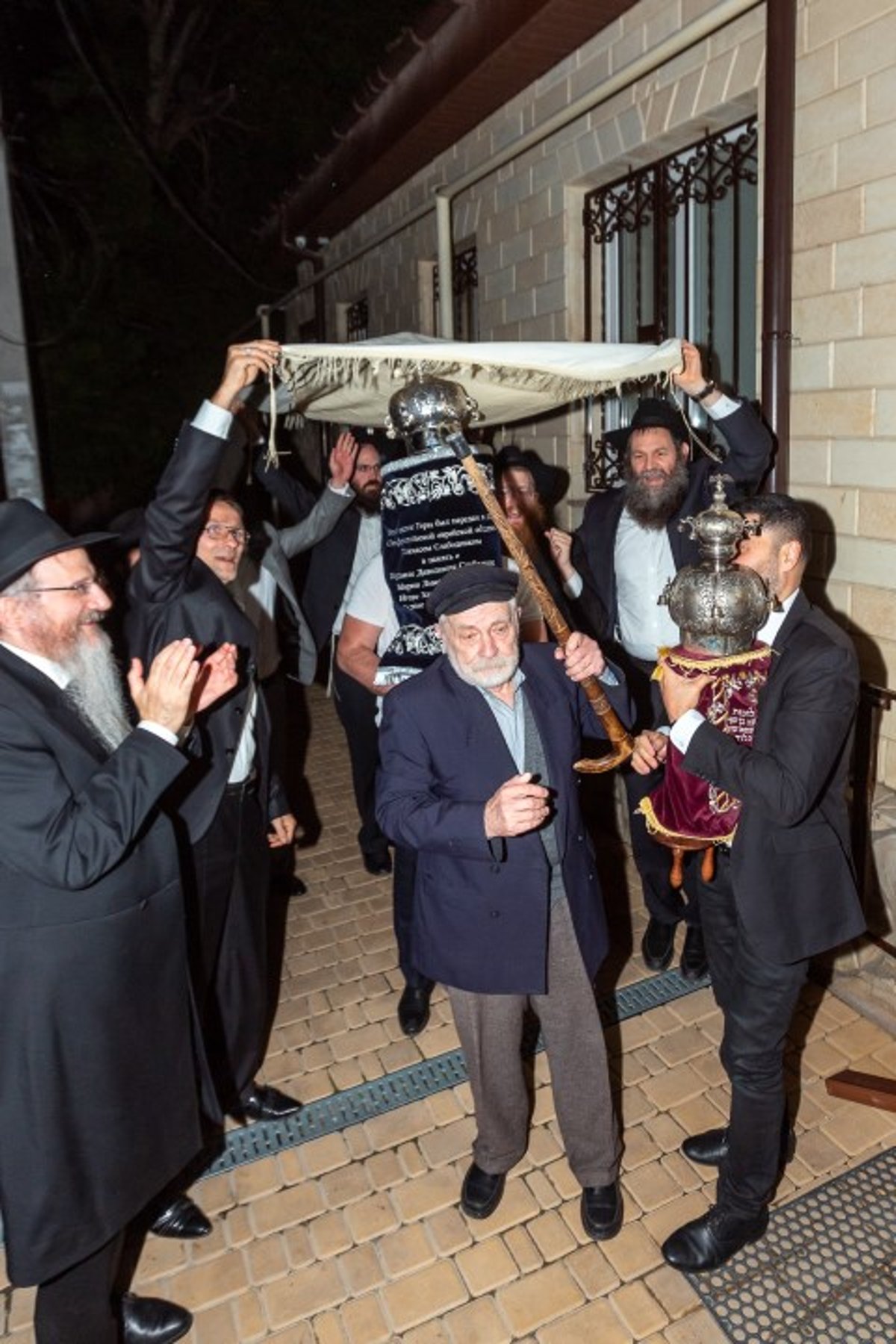 ספר תורה חדש בחצי-האי-קרים • צפו בתיעוד