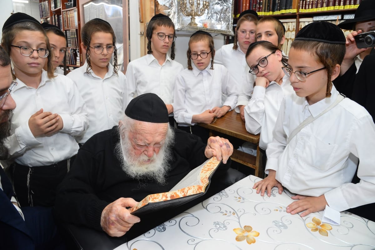 מרן הגר"ח קנייבסקי בוחן ילדים בגמרא; צפו