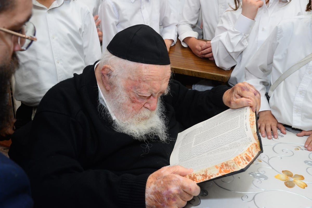 מרן הגר"ח קנייבסקי בוחן ילדים בגמרא; צפו