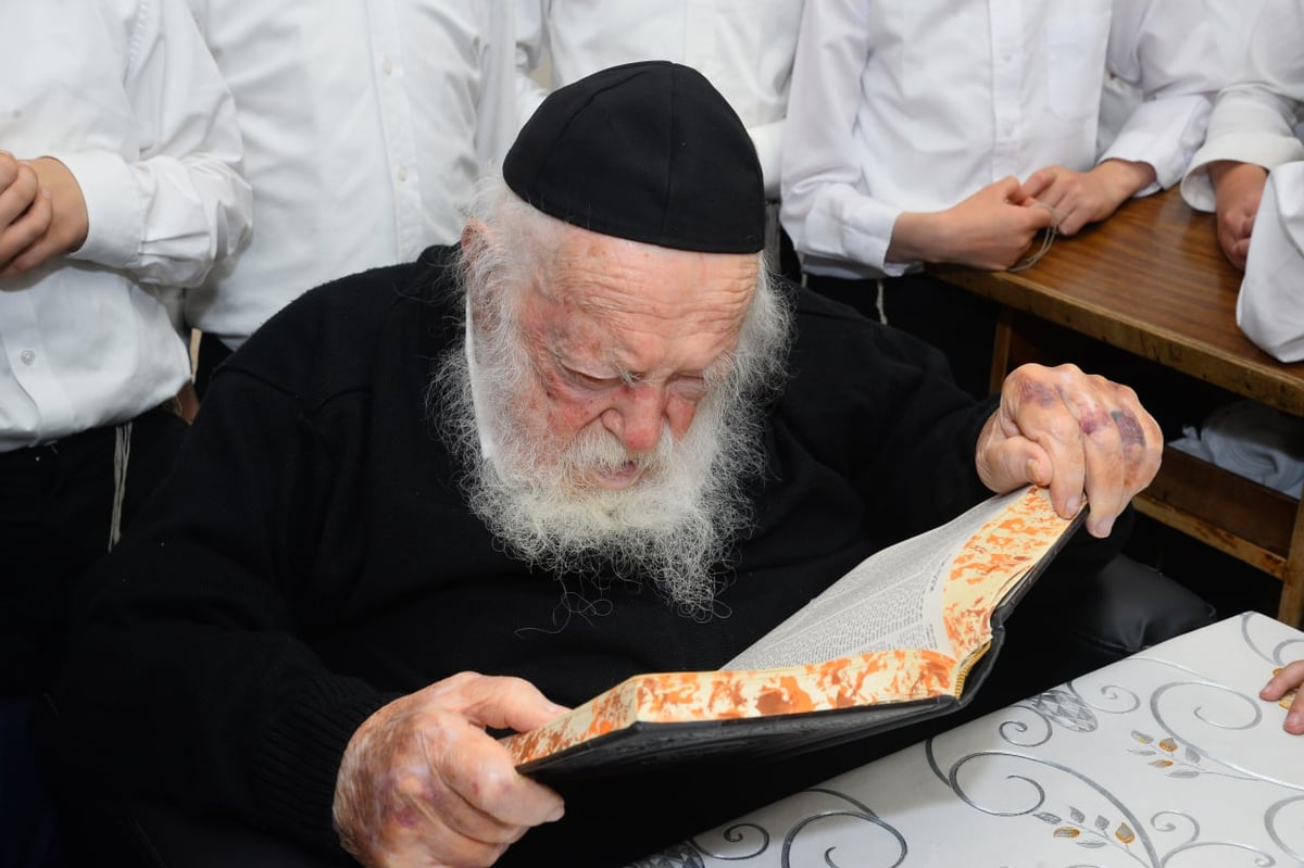 מרן הגר"ח קנייבסקי בוחן ילדים בגמרא; צפו