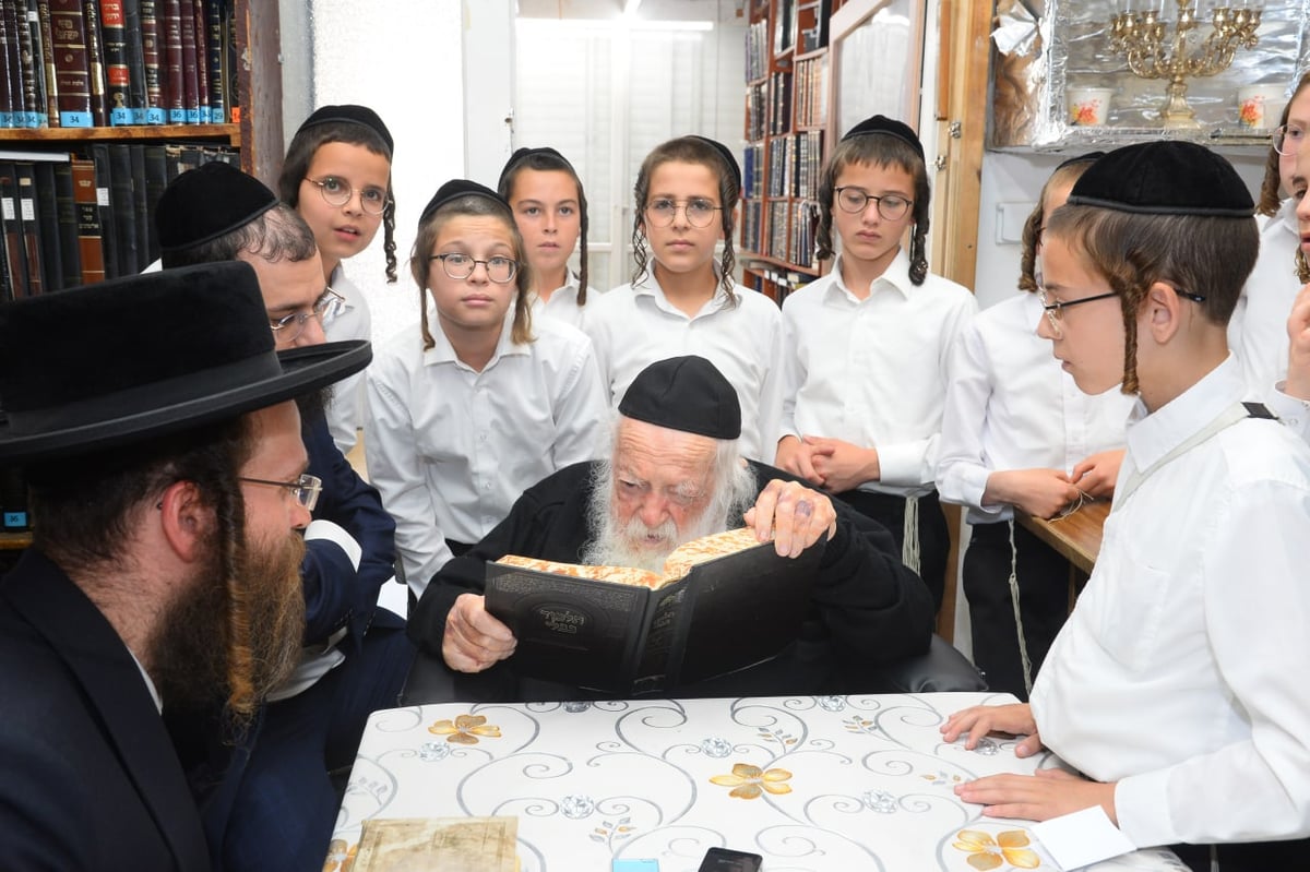 מרן הגר"ח קנייבסקי בוחן ילדים בגמרא; צפו