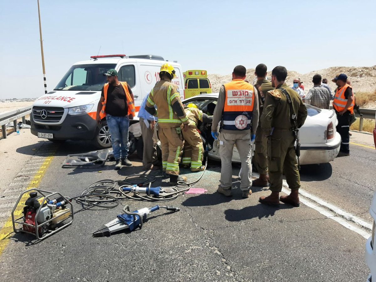 משאית ו-2 רכבים התנגשו; פצוע קשה חולץ