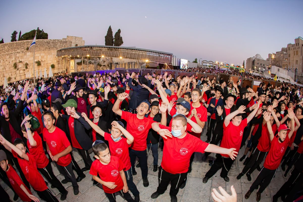 מעל רבבה חגגו את הכנסת 'ספר התורה של ילדי ישראל' • תיעוד