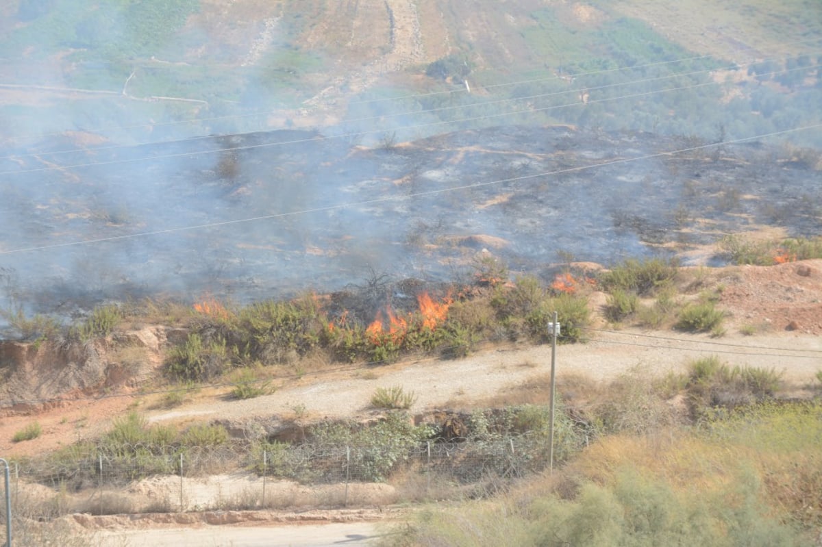 צפו: כוחות כיבוי מכבים להבות ענק בביתר