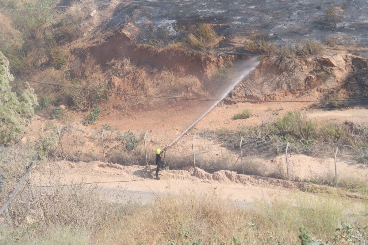 צפו: כוחות כיבוי מכבים להבות ענק בביתר