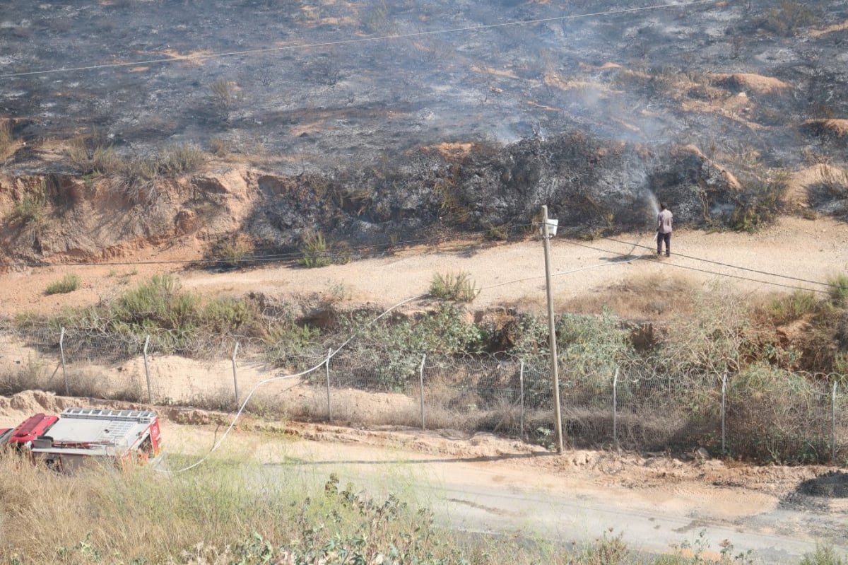 צפו: כוחות כיבוי מכבים להבות ענק בביתר