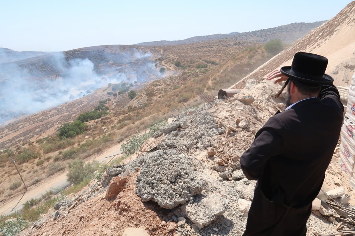 צפו: כוחות כיבוי מכבים להבות ענק בביתר