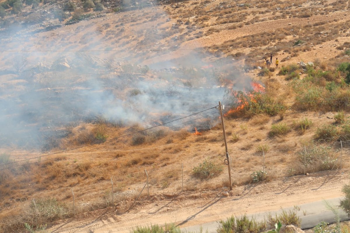 צפו: כוחות כיבוי מכבים להבות ענק בביתר