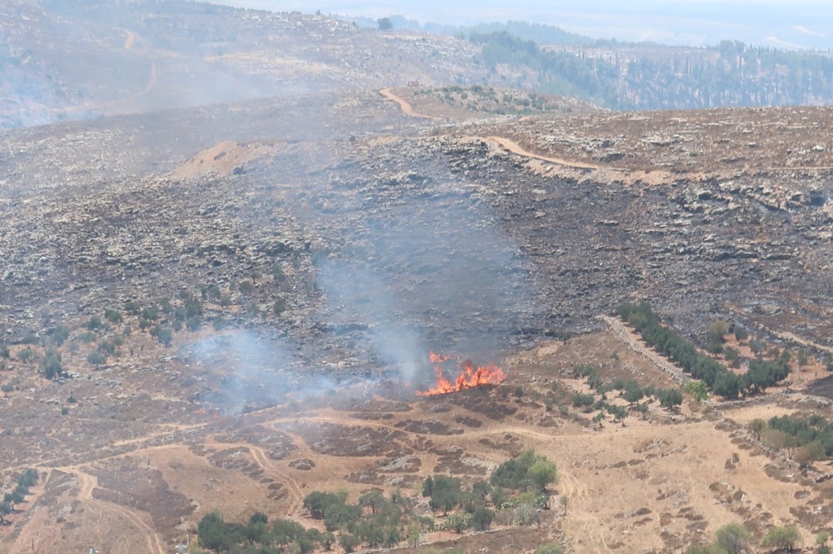 צפו: כוחות כיבוי מכבים להבות ענק בביתר