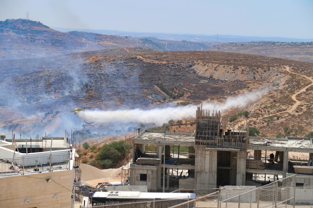 צפו: כוחות כיבוי מכבים להבות ענק בביתר