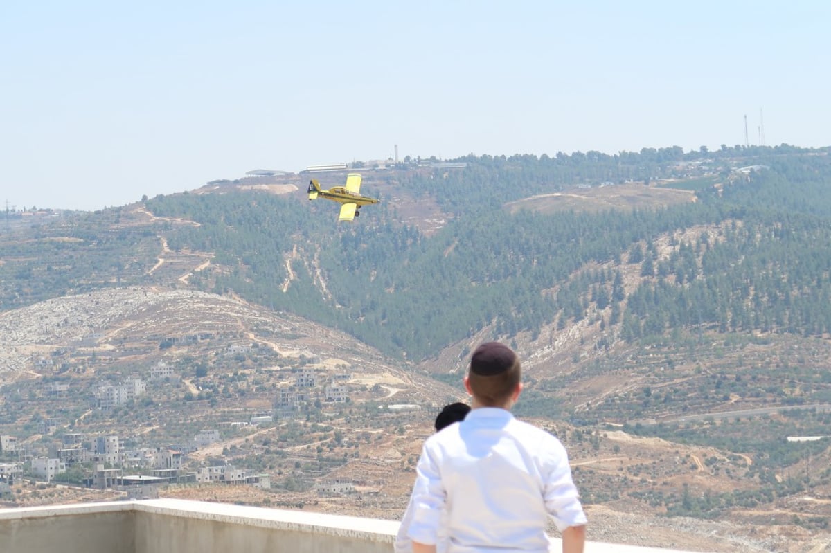 צפו: כוחות כיבוי מכבים להבות ענק בביתר