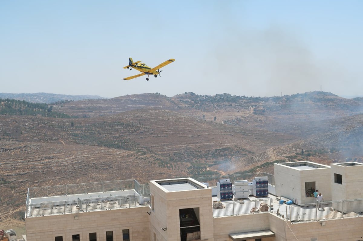 צפו: כוחות כיבוי מכבים להבות ענק בביתר