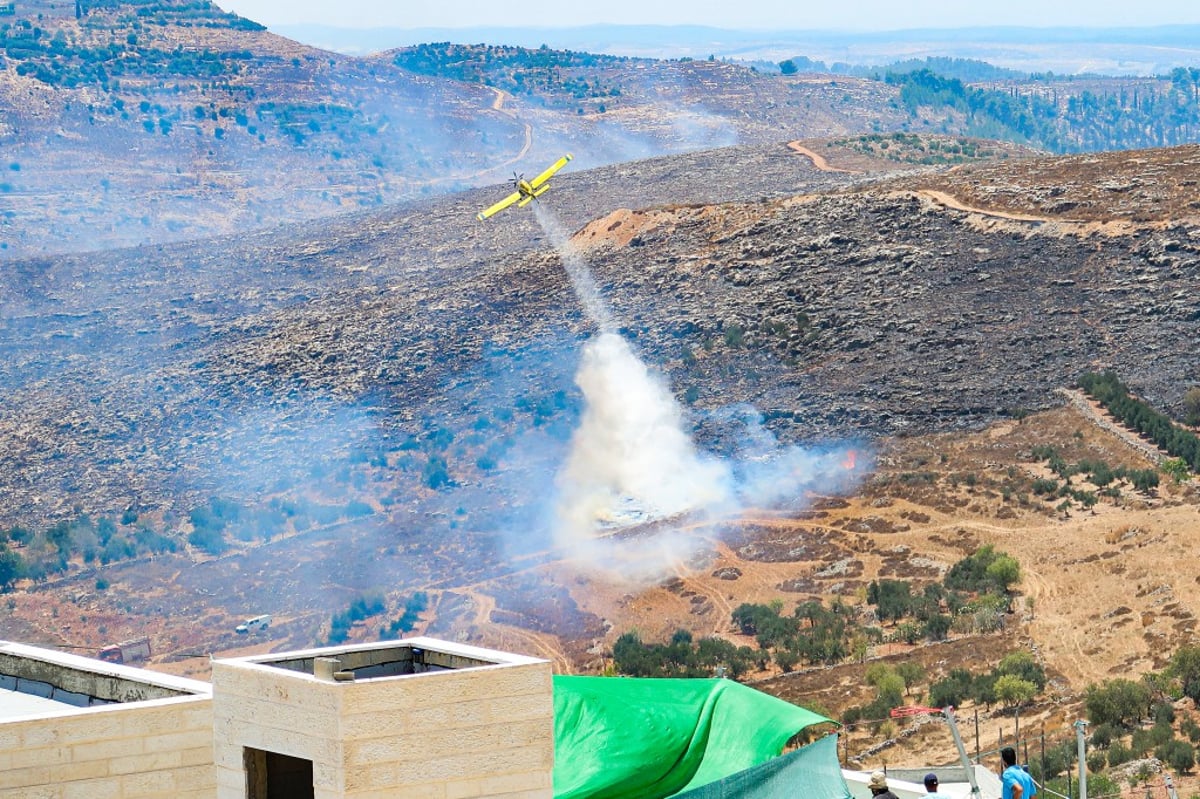 צפו: כוחות כיבוי מכבים להבות ענק בביתר