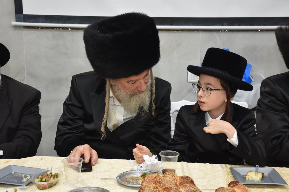 תיעוד: חגיגת בר המצווה לנכד הרבי מאשלג