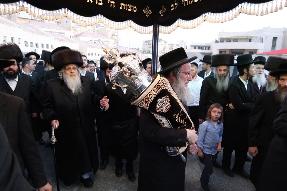 בדז'ירקא בביתר עילית חגגו הכנסת ספר תורה חדש