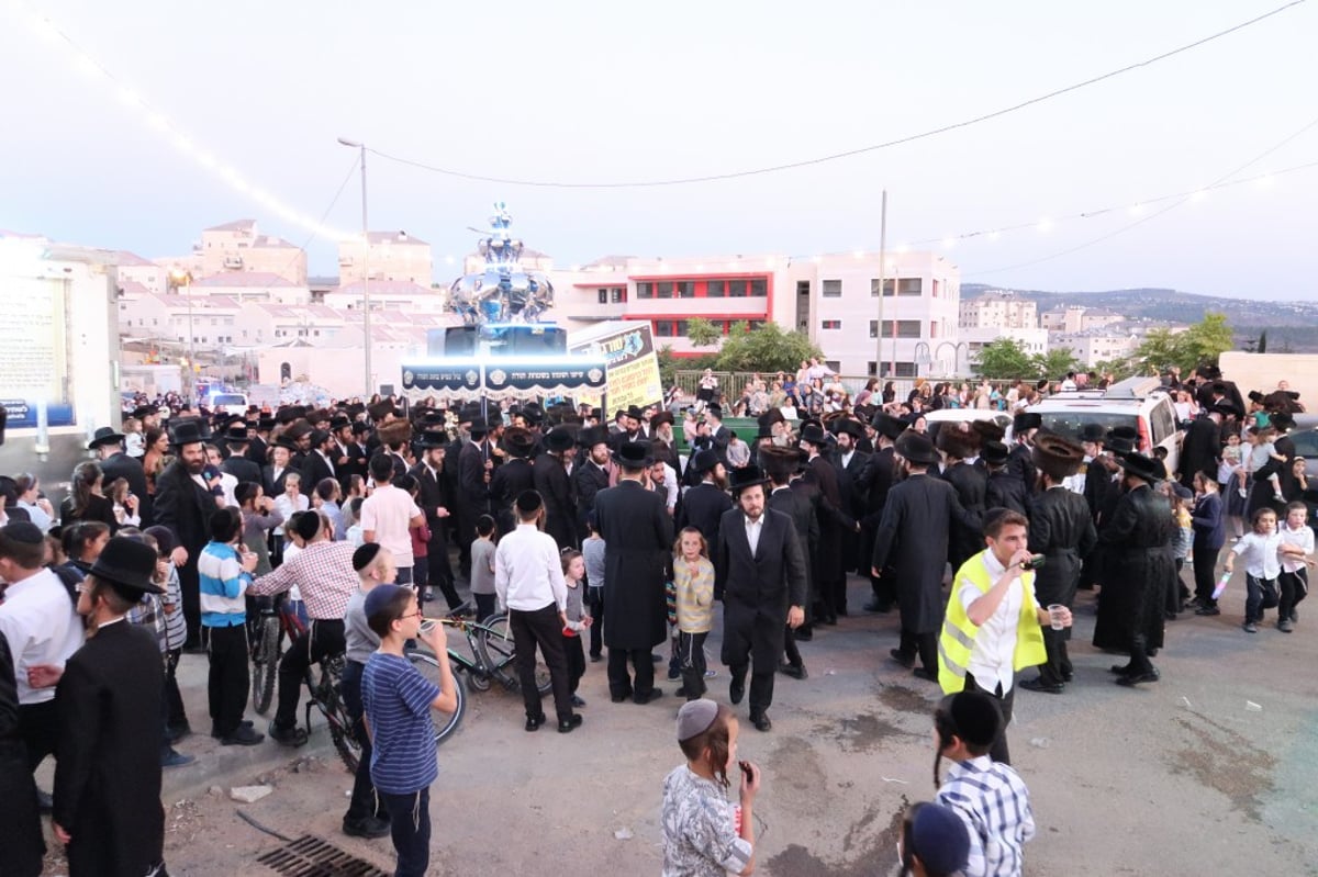 בדז'ירקא בביתר עילית חגגו הכנסת ספר תורה חדש